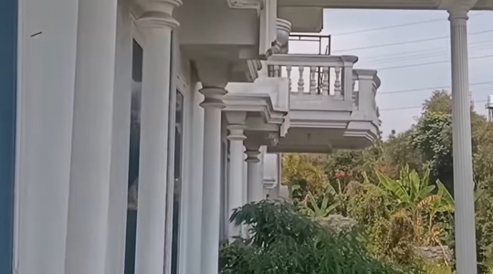 Potret 'Istana' Putih Terbengkalai Milik Orang Singapura, Dijual Rp20 Miliar