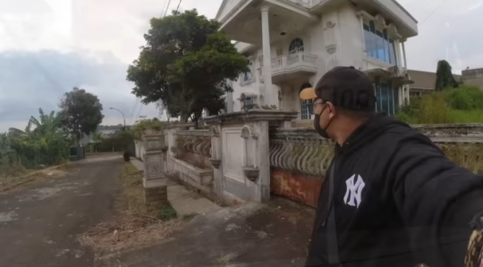 Potret 'Istana' Putih Terbengkalai Milik Orang Singapura, Dijual Rp20 Miliar