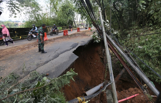 Jalanan di Kota Bogor Longsor, Akses untuk Mobil Ditutup