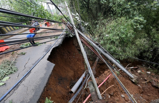 Jalanan di Kota Bogor Longsor, Akses untuk Mobil Ditutup