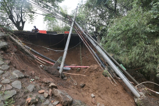 Jalanan di Kota Bogor Longsor, Akses untuk Mobil Ditutup