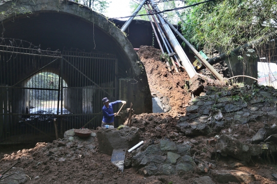 Jalanan di Kota Bogor Longsor, Akses untuk Mobil Ditutup