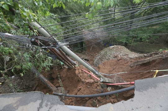 Jalanan di Kota Bogor Longsor, Akses untuk Mobil Ditutup