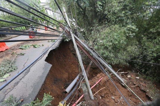 Jalanan di Kota Bogor Longsor, Akses untuk Mobil Ditutup