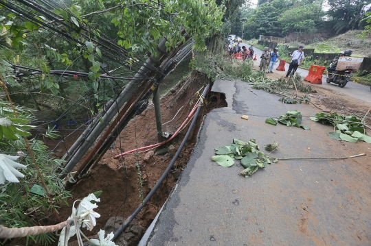 Jalanan di Kota Bogor Longsor, Akses untuk Mobil Ditutup