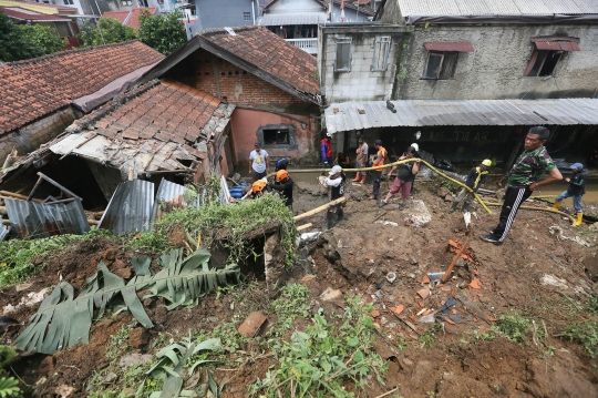 Tanah Longsor Timbun Tempat Pemancingan di Bogor, 1 Tewas