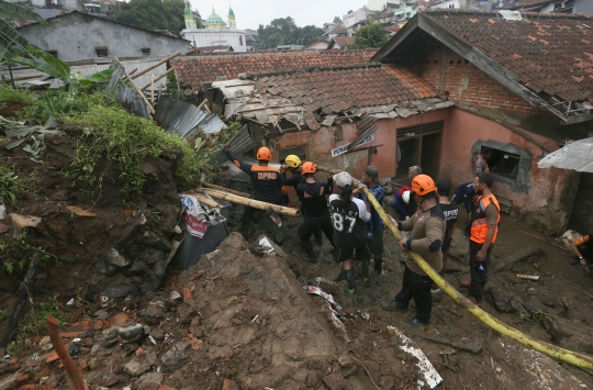 Tanah Longsor Timbun Tempat Pemancingan di Bogor, 1 Tewas