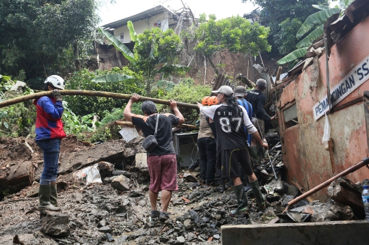 Tanah Longsor Timbun Tempat Pemancingan di Bogor, 1 Tewas