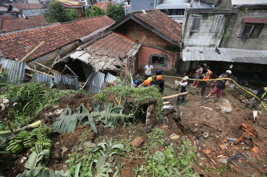 Tanah Longsor Timbun Tempat Pemancingan di Bogor, 1 Tewas