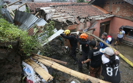 Tanah Longsor Timbun Tempat Pemancingan di Bogor, 1 Tewas