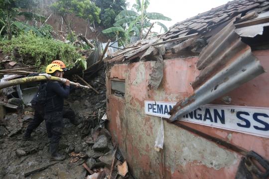 Tanah Longsor Timbun Tempat Pemancingan di Bogor, 1 Tewas