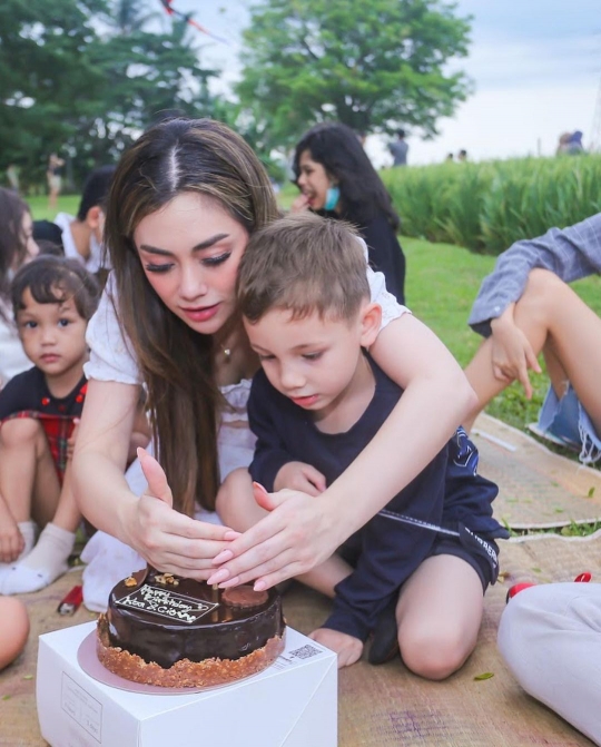 Deretan Foto Lucio Anak Celine Evangelista, Dipuji Ganteng dan Wajahnya Bule Banget