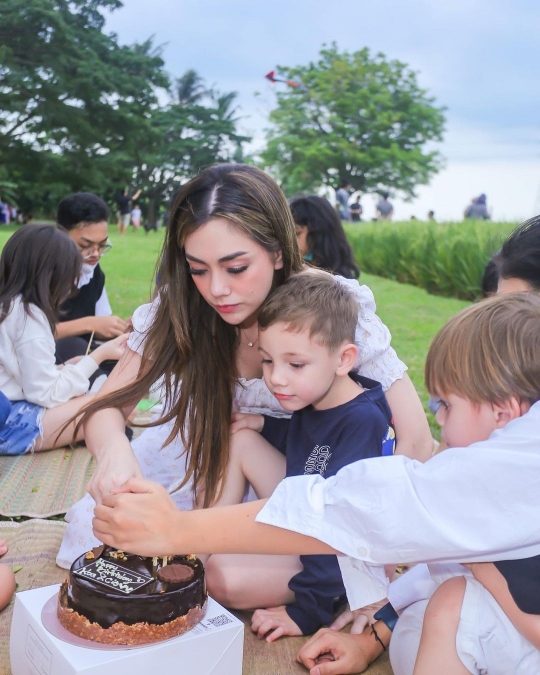 Deretan Foto Lucio Anak Celine Evangelista, Dipuji Ganteng dan Wajahnya Bule Banget