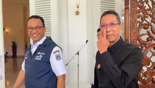 Senyum dan Rangkulan Akrab Anies untuk Heru Budi Hartono