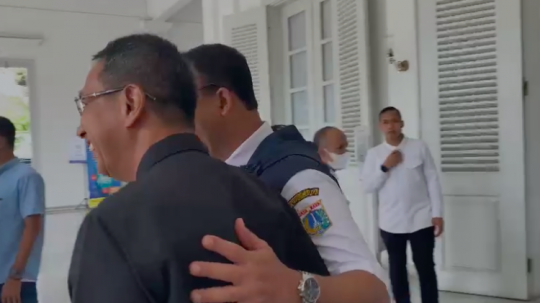 Senyum dan Rangkulan Akrab Anies untuk Heru Budi Hartono