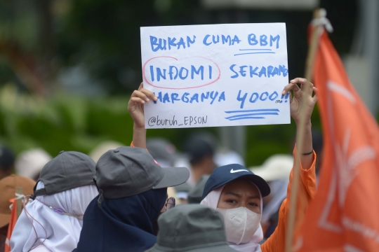 Aksi Ribuan Buruh Demo Tolak Kenaikan Harga BBM