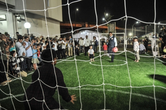 Resmikan Kampung Susun Bayam, Anies Baswedan Jajal Lapangan Sepak Bola Mini