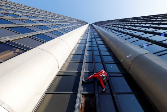 Prancis Krisis BBM, Alain Robert Menantang Maut di Menara Montparnasse