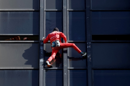 Prancis Krisis BBM, Alain Robert Menantang Maut di Menara Montparnasse