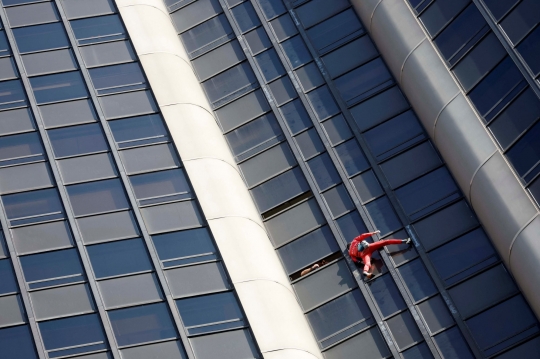 Prancis Krisis BBM, Alain Robert Menantang Maut di Menara Montparnasse