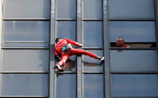 Prancis Krisis BBM, Alain Robert Menantang Maut di Menara Montparnasse
