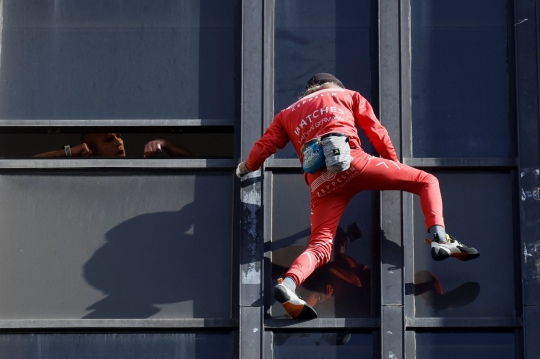 Prancis Krisis BBM, Alain Robert Menantang Maut di Menara Montparnasse