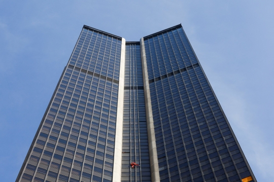 Prancis Krisis BBM, Alain Robert Menantang Maut di Menara Montparnasse