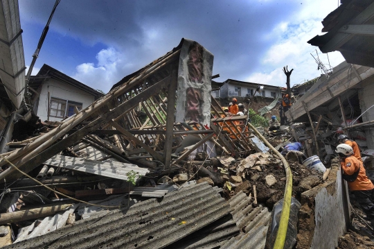 Tim SAR Berjibaku Mencari Korban Tertimbun Tanah Longsor di Bogor