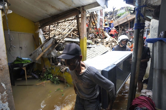 Tim SAR Berjibaku Mencari Korban Tertimbun Tanah Longsor di Bogor