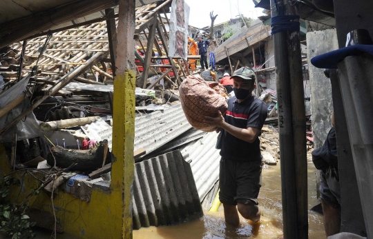 Tim SAR Berjibaku Mencari Korban Tertimbun Tanah Longsor di Bogor