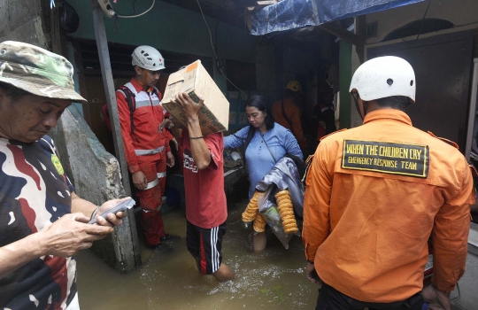 Tim SAR Berjibaku Mencari Korban Tertimbun Tanah Longsor di Bogor