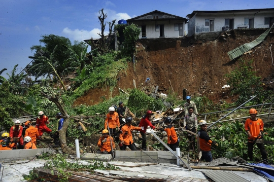 Tim SAR Berjibaku Mencari Korban Tertimbun Tanah Longsor di Bogor