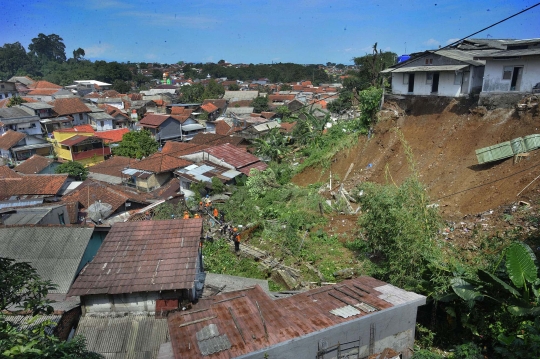 Tim SAR Berjibaku Mencari Korban Tertimbun Tanah Longsor di Bogor