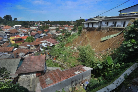 Tim SAR Berjibaku Mencari Korban Tertimbun Tanah Longsor di Bogor