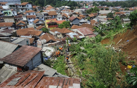 Tim SAR Berjibaku Mencari Korban Tertimbun Tanah Longsor di Bogor