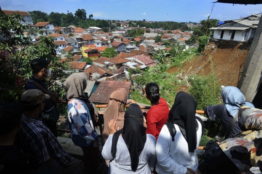 Tim SAR Berjibaku Mencari Korban Tertimbun Tanah Longsor di Bogor