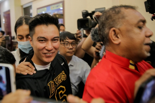 Senyum Baim Wong dan Paula Verhoeven Saat Penuhi Pemeriksaan Kasus Prank KDRT