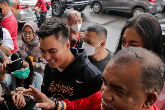 Senyum Baim Wong dan Paula Verhoeven Saat Penuhi Pemeriksaan Kasus Prank KDRT