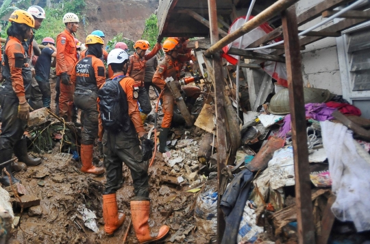 Perjuangan Tim SAR Terus Mencari Korban Longsor di Bogor dengan Cara Manual