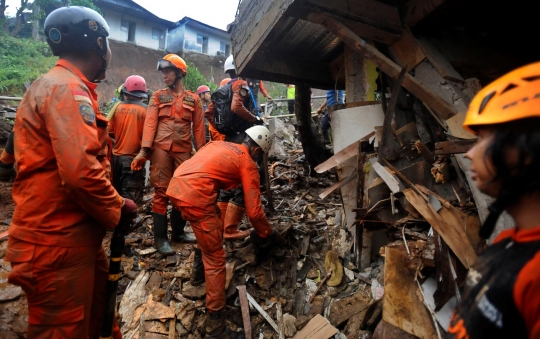 Perjuangan Tim SAR Terus Mencari Korban Longsor di Bogor dengan Cara Manual