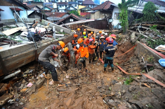 Perjuangan Tim SAR Terus Mencari Korban Longsor di Bogor dengan Cara Manual