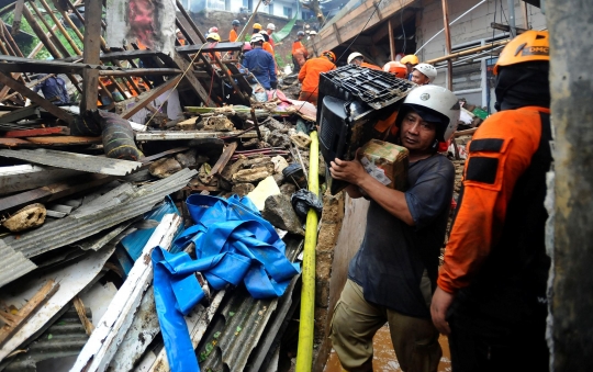 Perjuangan Tim SAR Terus Mencari Korban Longsor di Bogor dengan Cara Manual