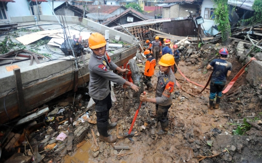 Perjuangan Tim SAR Terus Mencari Korban Longsor di Bogor dengan Cara Manual