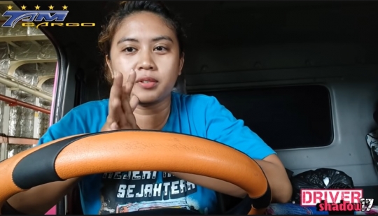 Potret Devi si Wanita Tangguh Jadi Sopir Truk Lintas Sumatera