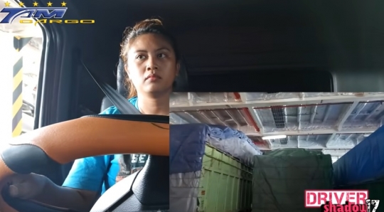Potret Devi si Wanita Tangguh Jadi Sopir Truk Lintas Sumatera