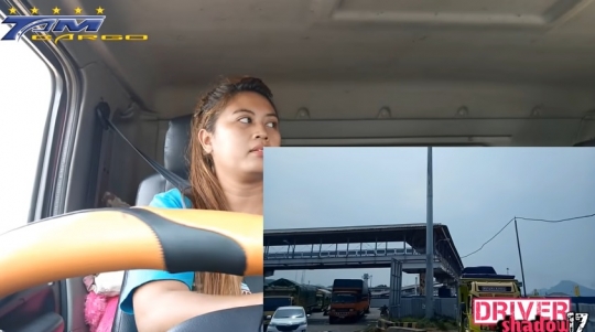 Potret Devi si Wanita Tangguh Jadi Sopir Truk Lintas Sumatera
