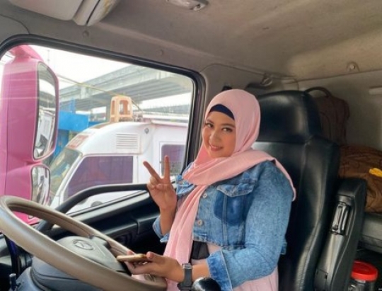 Potret Devi si Wanita Tangguh Jadi Sopir Truk Lintas Sumatera