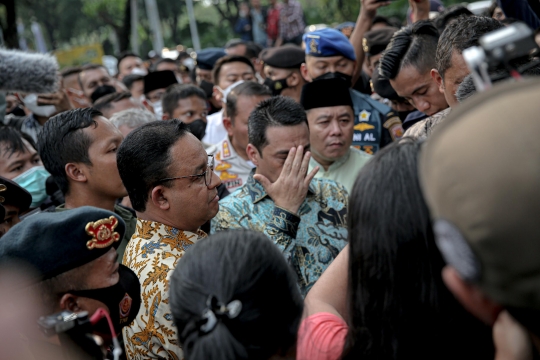 Sambil Lesehan, Anies Baswedan Temui Pendemo di Akhir Masa Jabatan