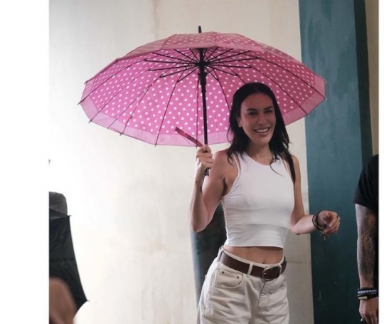 Potret Sophia Latjuba Lagi Payungan jadi Sorotan, Ada Pose Pelukan sama Gading Marten