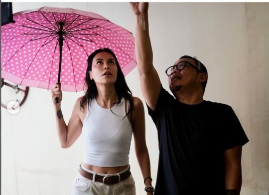 Potret Sophia Latjuba Lagi Payungan jadi Sorotan, Ada Pose Pelukan sama Gading Marten